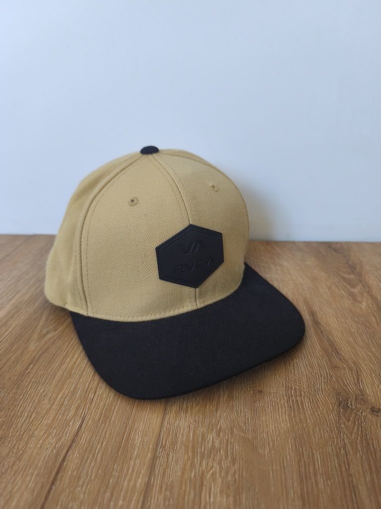 Шапка с козирка RVCA