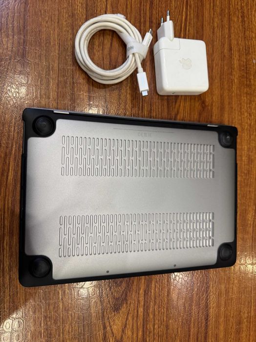 MacBook Pro 13" 2020 Intel, 16GB RAM, yaxshi holatda