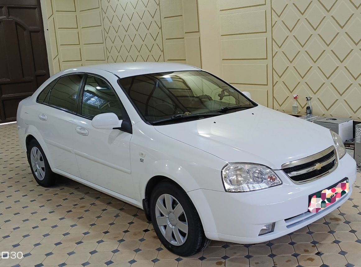 Lasetti 1.8 sotiladi
