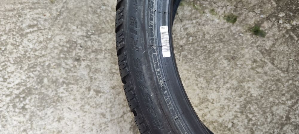 Vând 4 cauciucuri Pirelli 245 35 R19