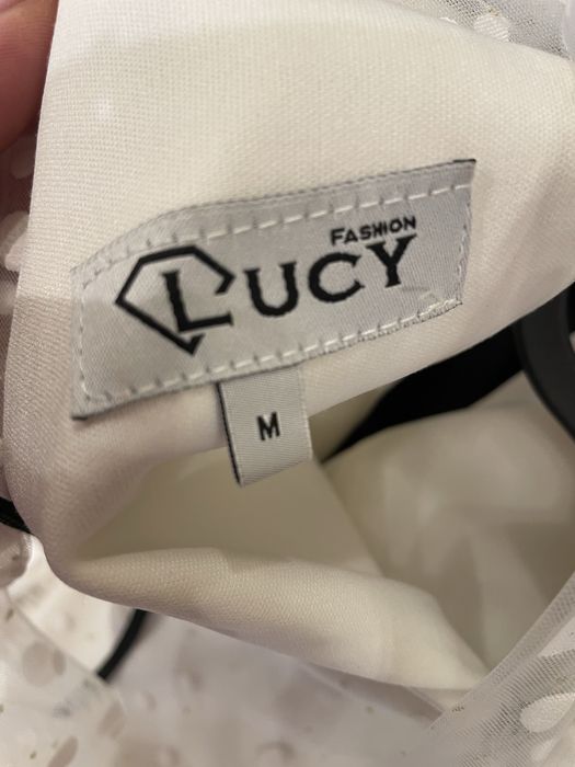Продавам елегантна бяло рокля на марката Lucy