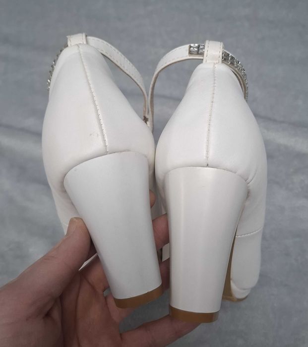 Pantofi albi cu toc patrat, 41