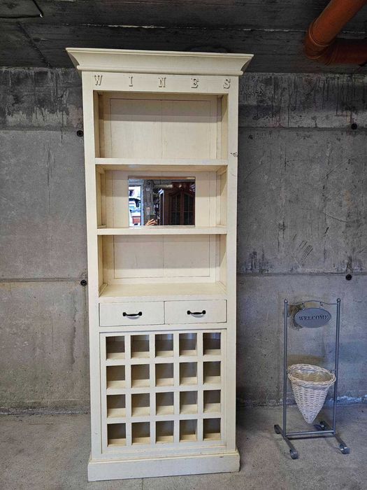 Ретро шкаф за вино