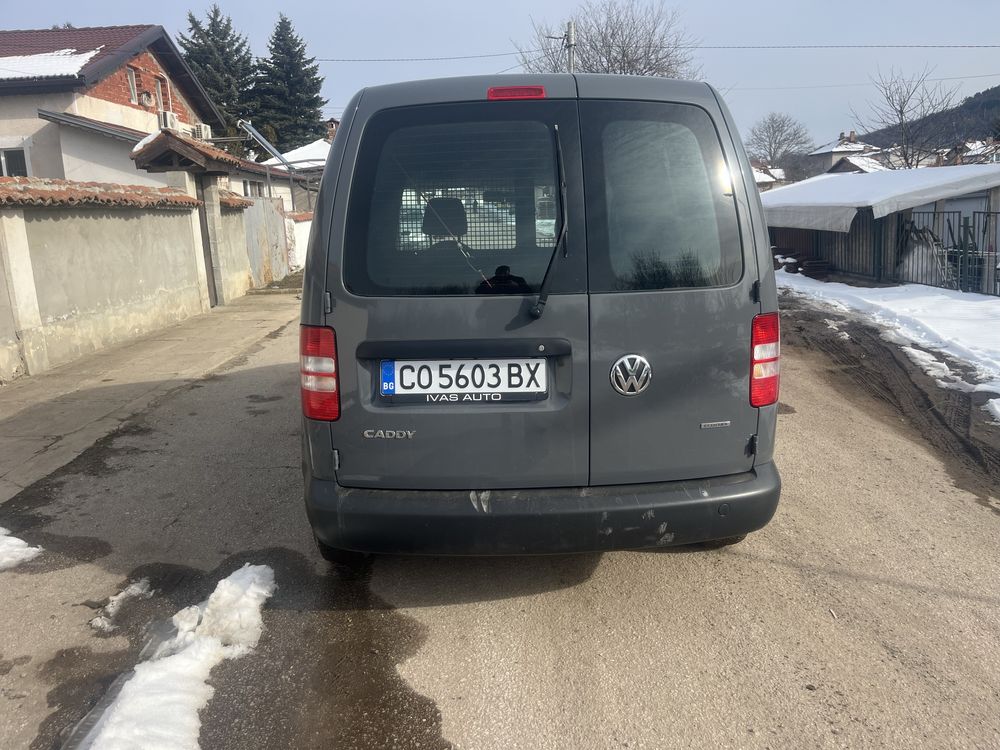 Продавам перфектна баничарка бензин метан! Може и бартер за камионче!!