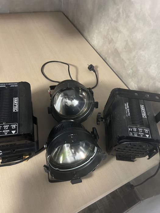 Vând set de 4 lumini pentru scenă sau DJ:
	•	2x Varytec Super Ray Pro