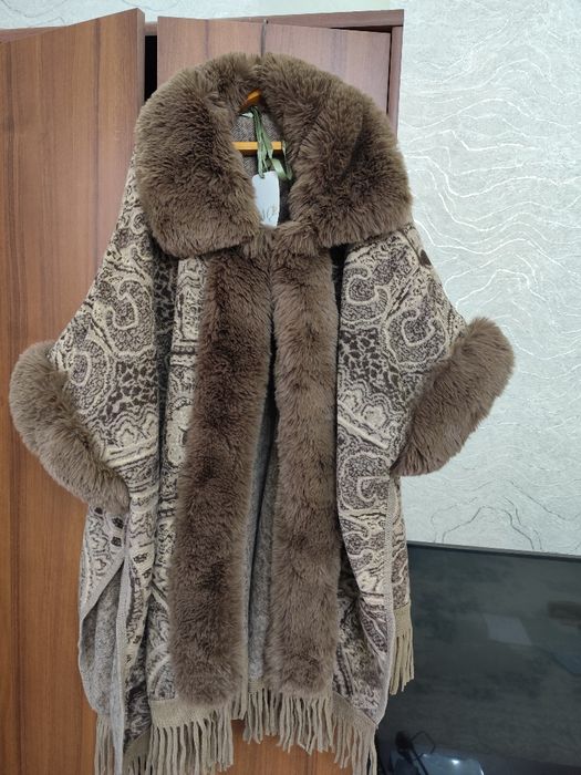 Пончо-пальто с мехом