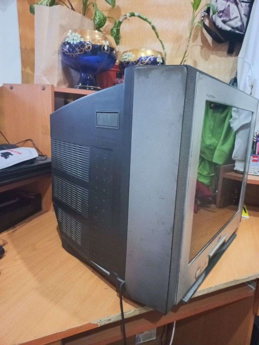 Продам ЭЛТ-телевизор LG FLATRON с плоским экраном