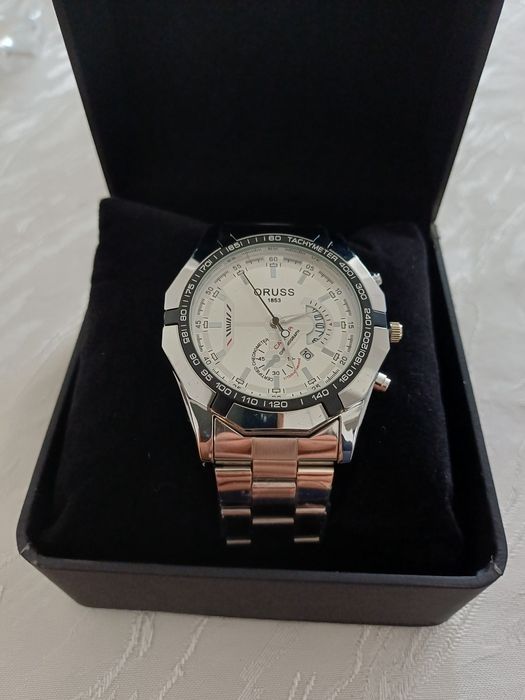 Продавам часовник орис нов с кутия