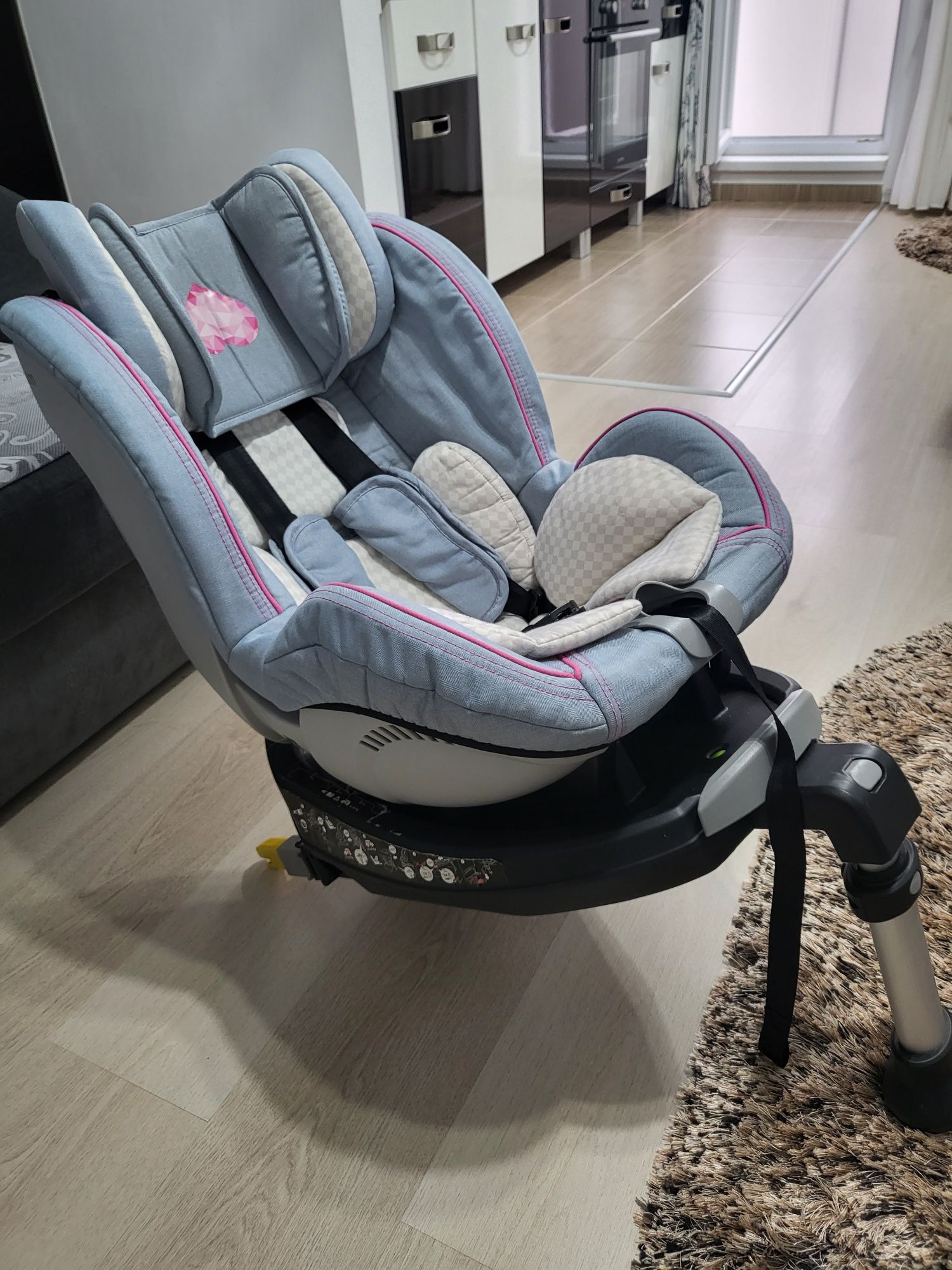 Scaun auto cu isofix