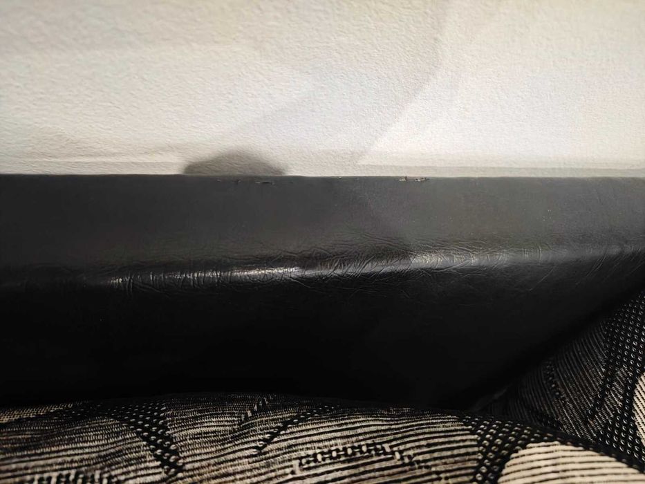 Ъглов разтегателен диван и 4 кожени стола