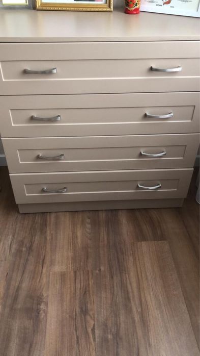 Комод бежевого цвета