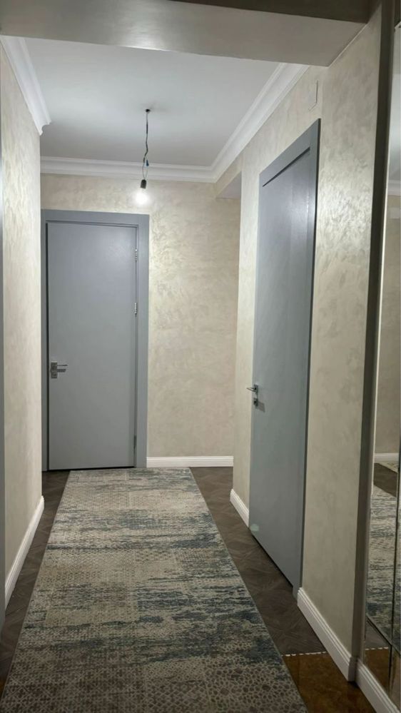 продам ковер в прихожей