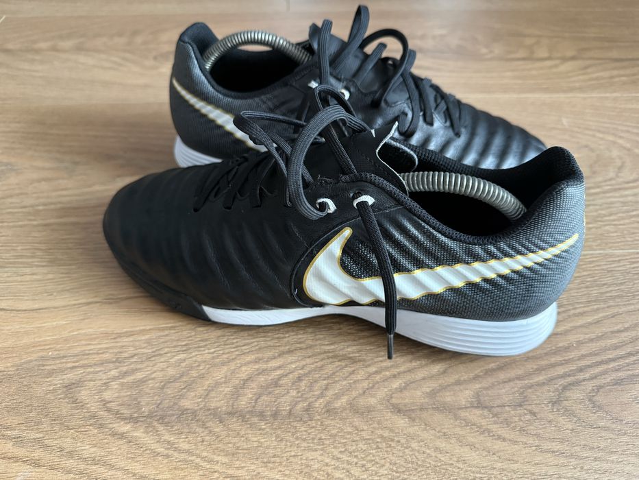 Nike tempo pentru teren sintetic