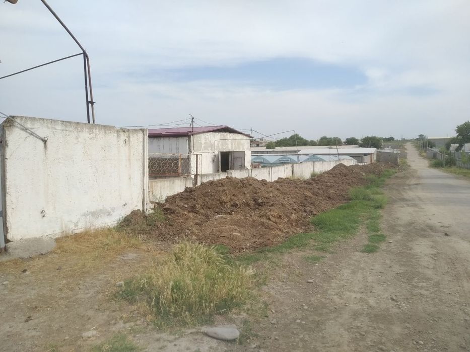 Ферма нежилой комлекс  сотилади 2 гектар 10 сотик. Эгалик 100%