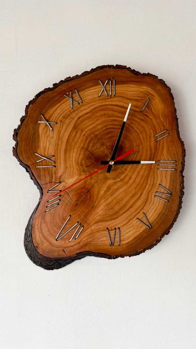 Дървен стенен часовник