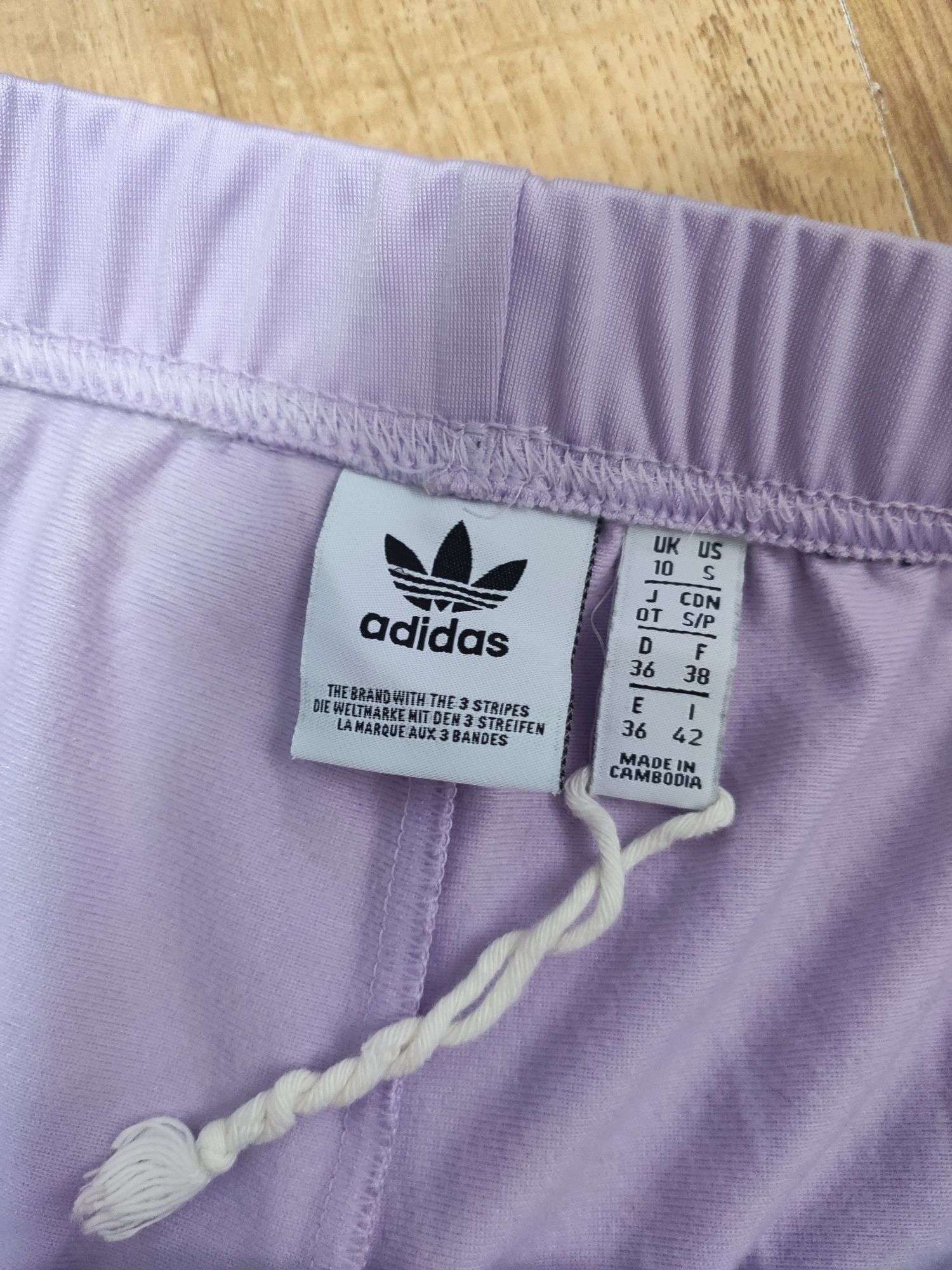 Pantaloni scurți de damă Adidas mărimea S
