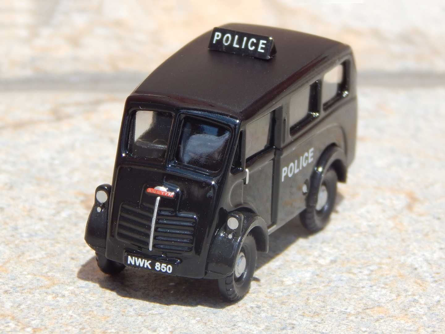 Macheta duba politie englezeasca Austin 101 Classix sc 1:76 la cutie