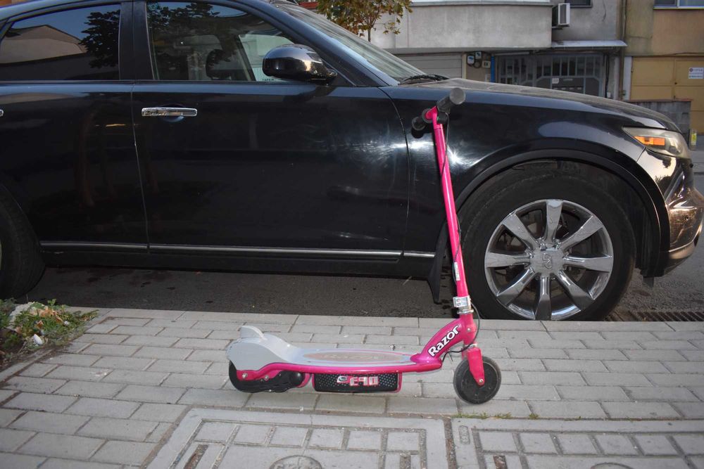 Детска електрическа тротинетка Razor E90