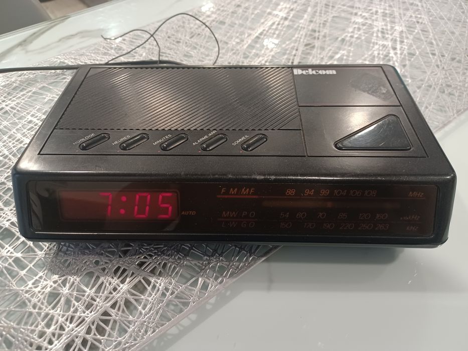 Radio cu ceas si alarma, la 220v si la baterie