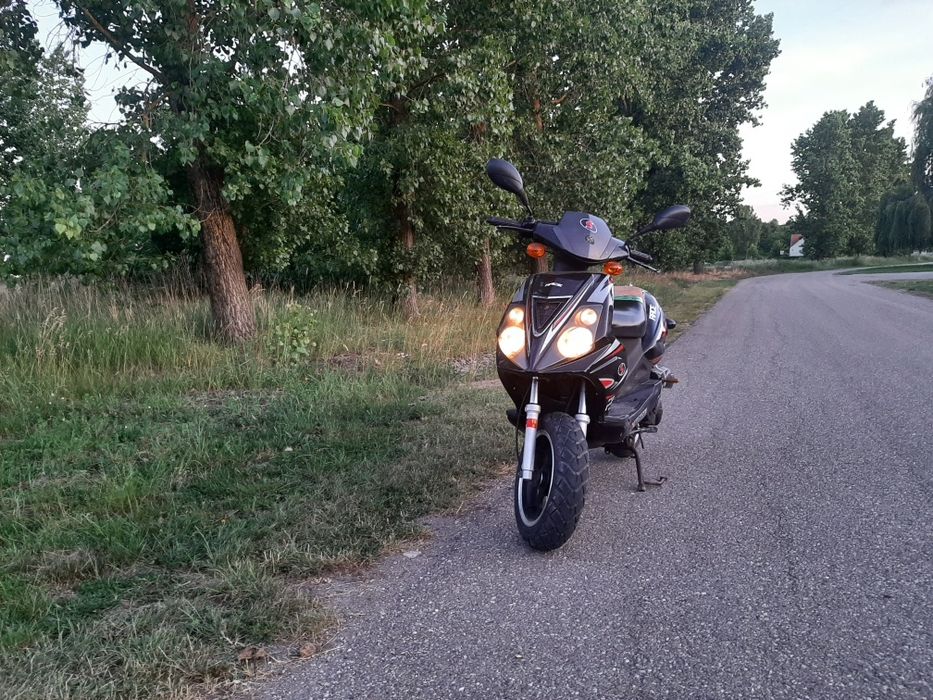 Scuter moped de 50 cm 4 T schimb cu remorca auto