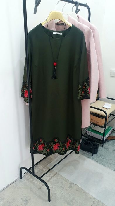 Продам новые платья с этикеткой. Очень красивые с вышивкой.
