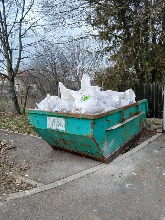 Containere evacuări moloz deșeuri gunoi