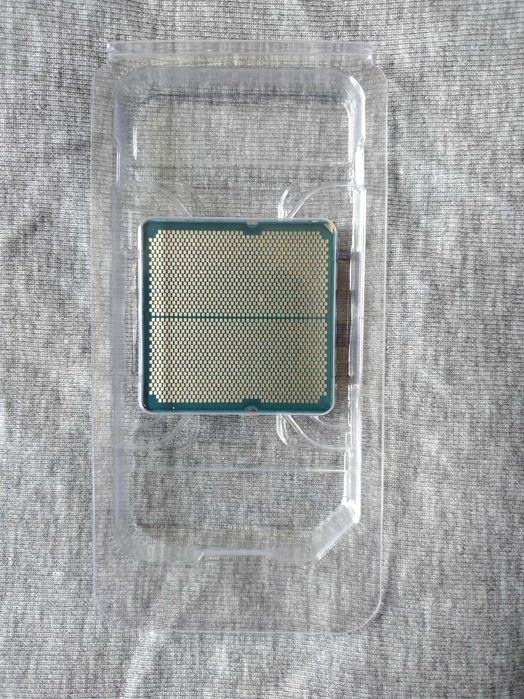 Продавам чисто нов процесор AMD Ryzen 7-9700X
