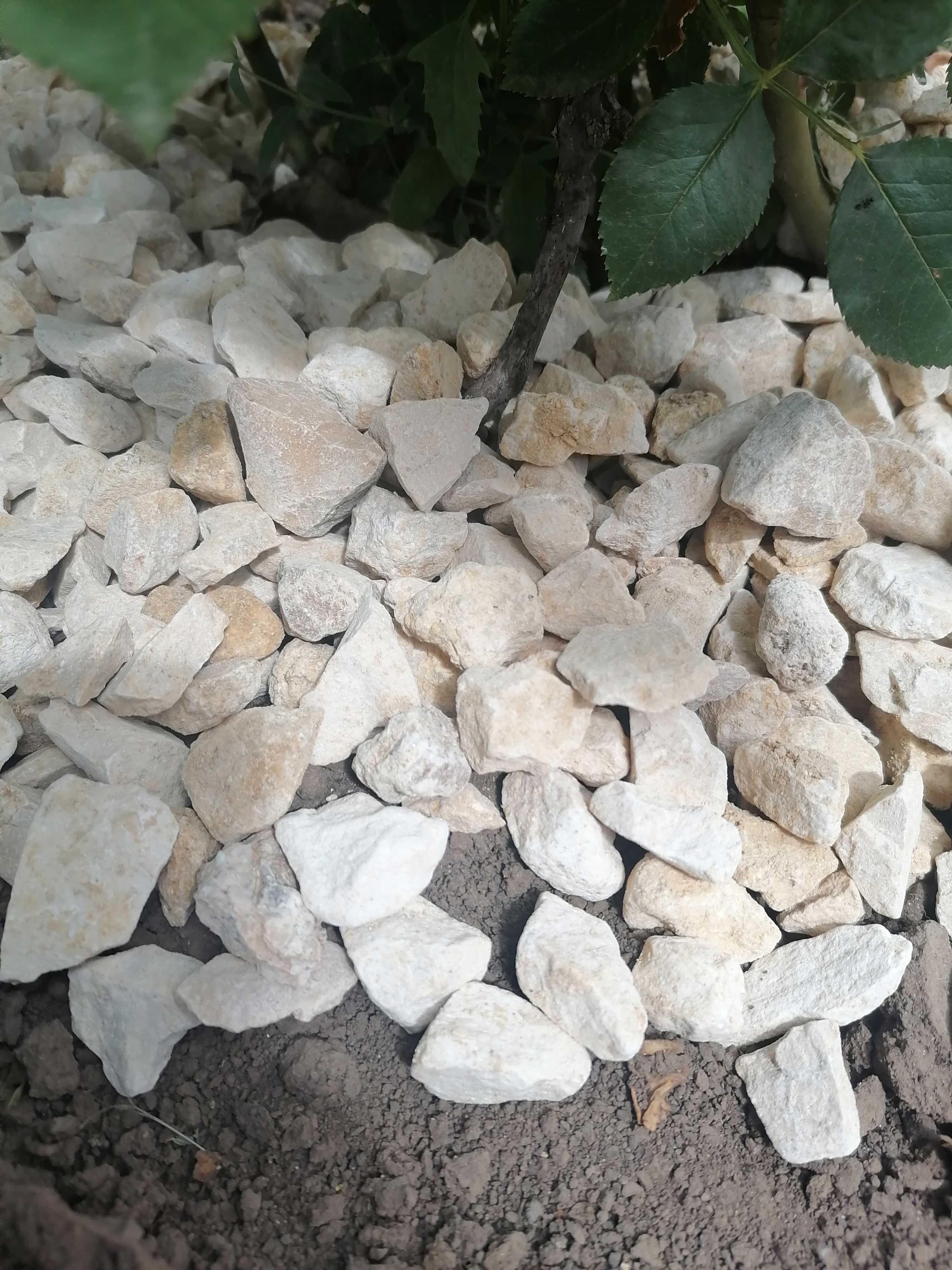 Piatra de calcar alb și granit negru albăstrui pentru amenajari