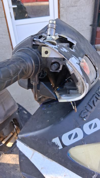 Vând scuter Suzuki 125cc 4t motorul funcționeaz trebuie pedala.