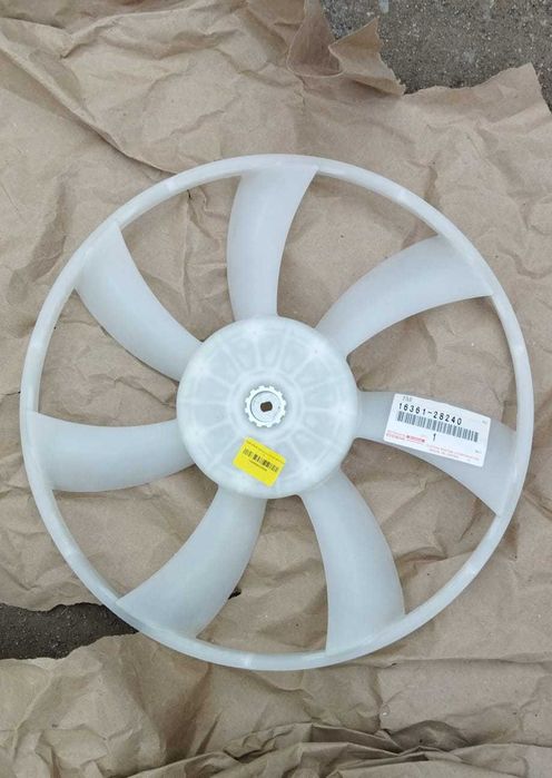 Крыльчатка вентилятора радиатора правая оригинал TOYOTA 16361 и 28240