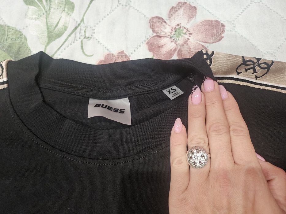 Черен екип на Guess.