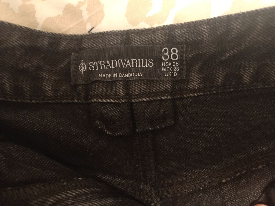 Pantaloni scurți negri de la Stradivarius