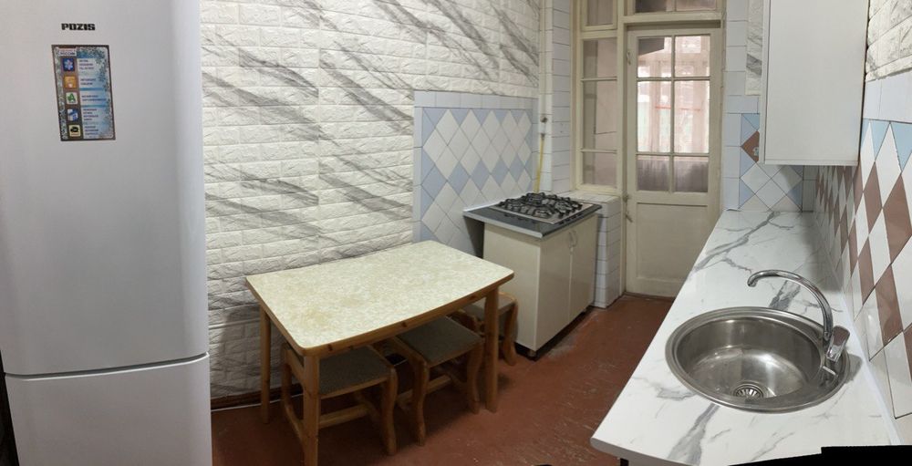 Продается 2-х комнатная переделанная в 3-х квартира, высоко потолочная