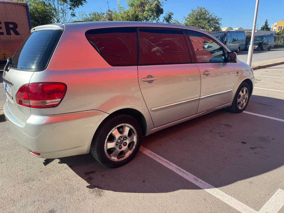 Продавам Toyota Avensis verso
