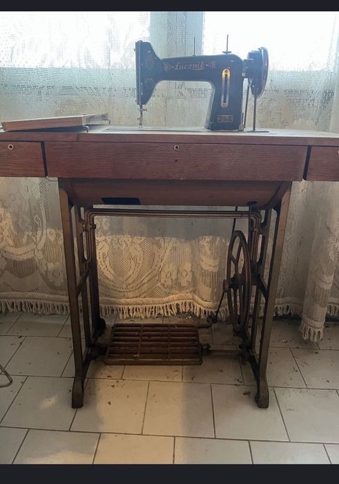 Стара крачна шевна машина