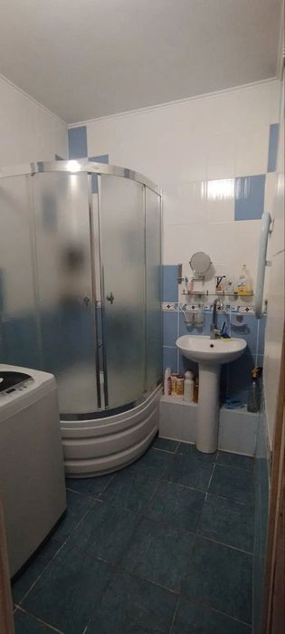 Продаю срочно 2/4/5 Юнусабад 8 60 кв. м цена: 63500 уе у дороги.