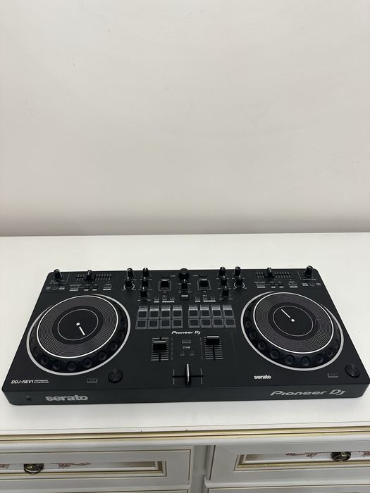 Pioneer DDJ-REV1  микшер (или микшерный пульт, микшерная консоль