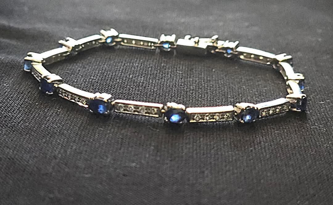Vând brățară+ cercei aur 18k( diamante + safire)