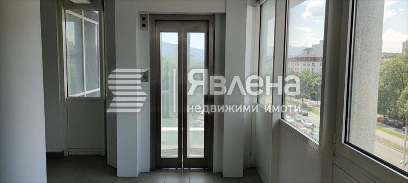 Функционален офис в широк център