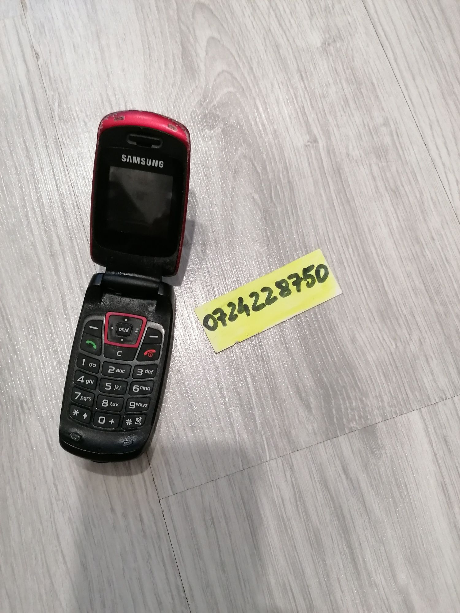Telefon cu clapeta cu încărcător original