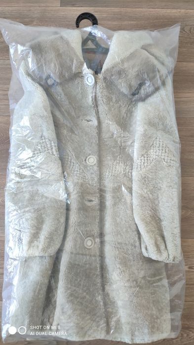 Продам все вместе: шубу  мутон и пуховик