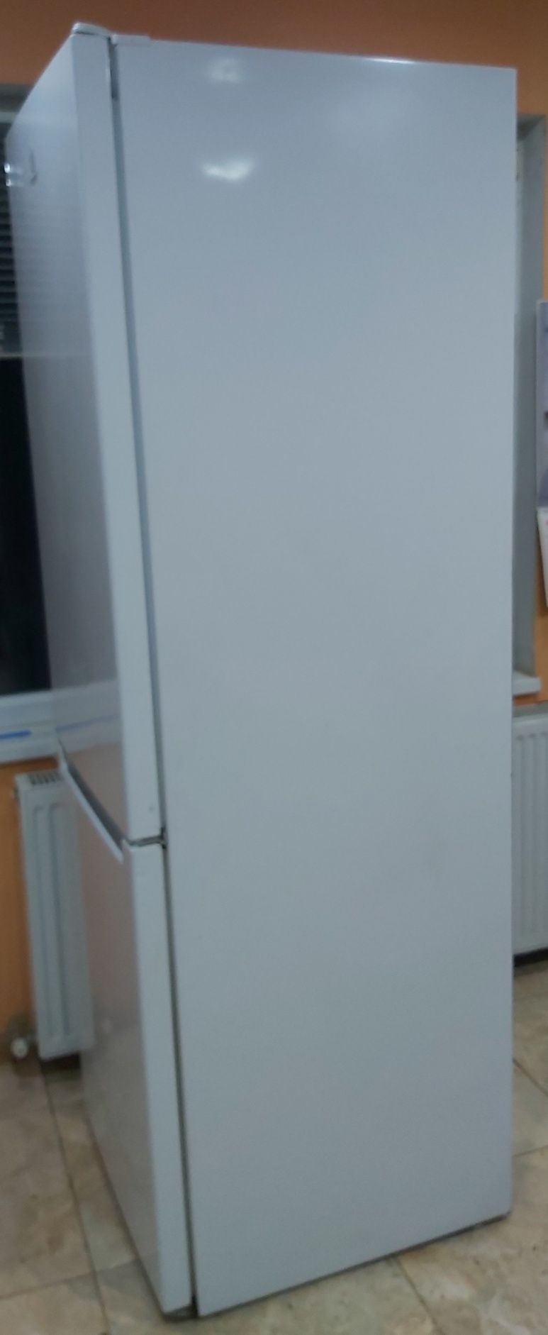 Хладилник с фризер Indesit LR8 S1 W, клас А+, 339 л. общ обем, свободн