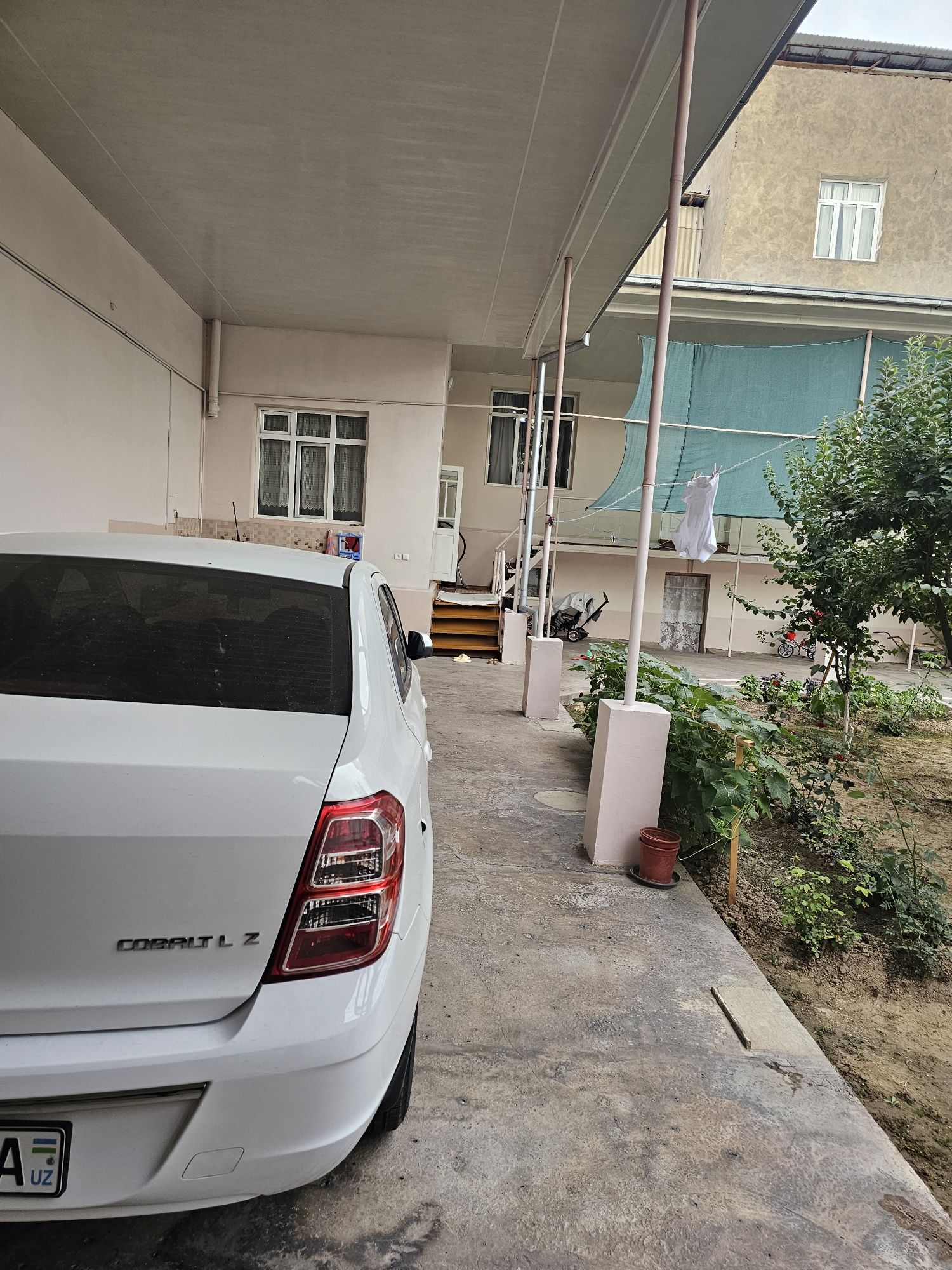Hovli sotiladi sentrda