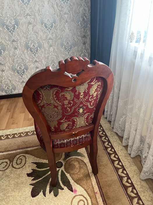 Стол деревянный в комплекте 12 стульев