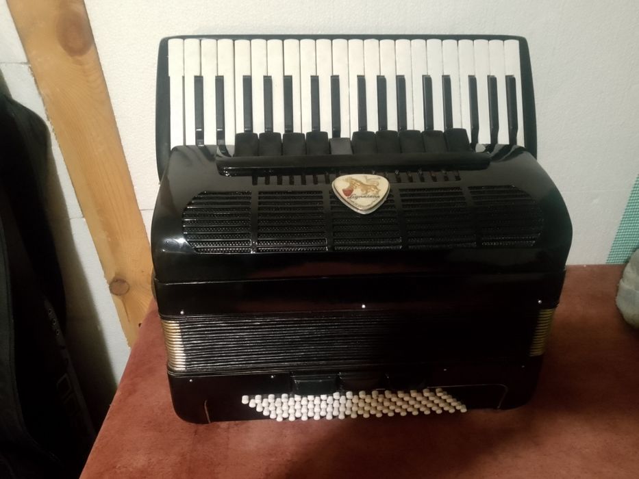 Акоордеон ДЕЛИЦИЯ 96 баса АКУСТИЧЕН четири тонен