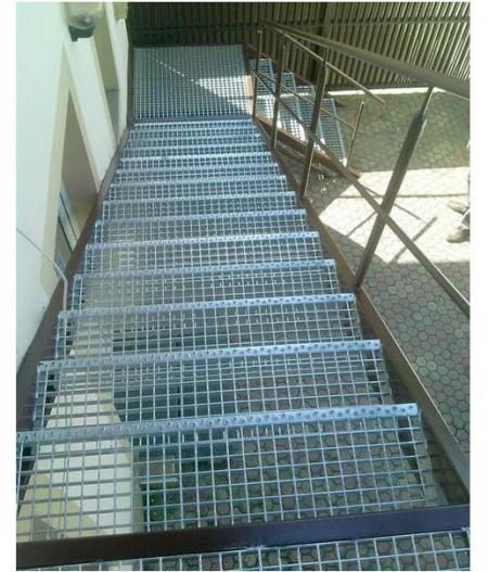 Scara metalica zincata  exterioara pentru ,case, beciuri și incendii