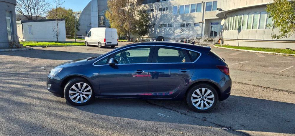 Vand Opel Astra J versiunea COSMO 1.7cdti, 110CP, fabricatie 2010