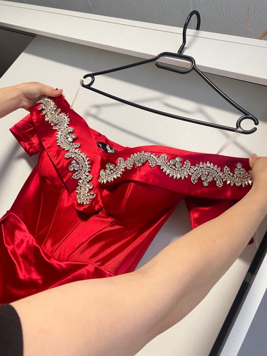 Rochie eleganta cu umerii lasati