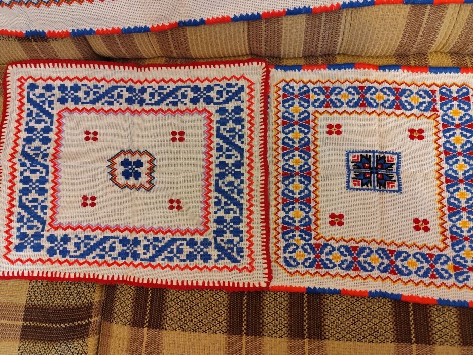 2 fete de masa cu 4 naproane cusute manual