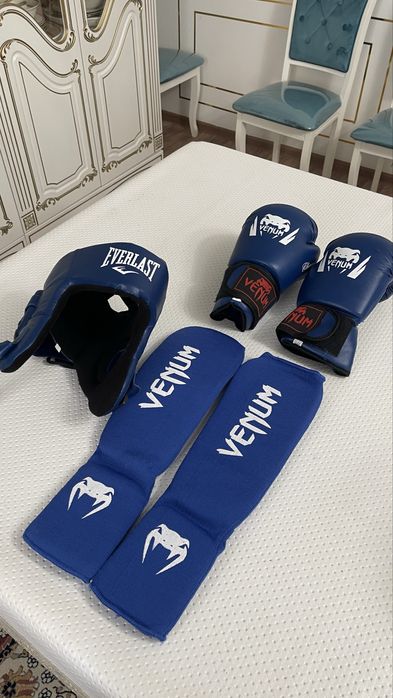 Комплект футов, перчаток и шлема